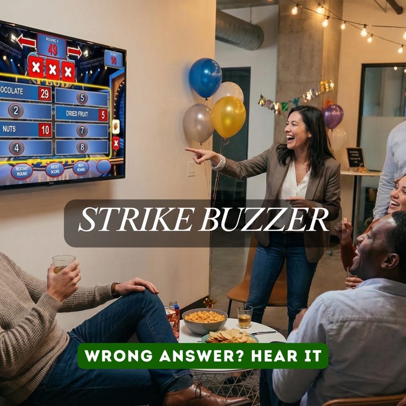 K&ouml;nnte beinhalten: Eine Gruppe von Menschen versammelt sich um einen Fernsehbildschirm, der eine Spielshow zeigt. Der Bildschirm zeigt Kategorien wie "Schokolade" und "N&uuml;sse". Der Text "STRIKE BUZZER" ist zu sehen, mit "WRONG ANSWER? HEAR IT" darunter. Ballons und Lichterketten schm&uuml;cken den Raum.