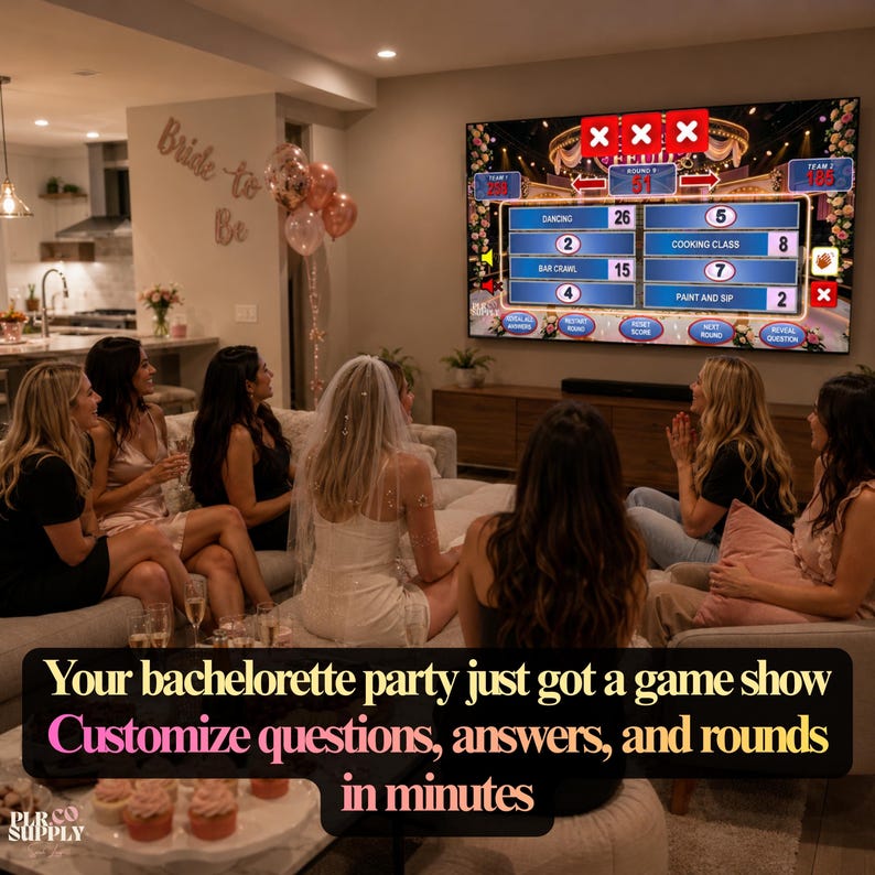 Op de afbeelding: Een digitaal spelshow-sjabloon weergegeven op een groot televisiescherm, met een scorebord met categorie&euml;n zoals dansen en kookles, naast de tekst: Your bachelorette party just got a game show.