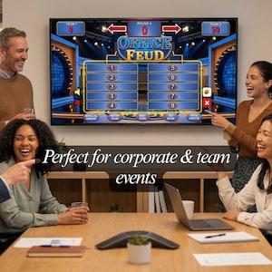 K&ouml;nnte beinhalten: Eine Gruppe von Menschen lacht und zeigt auf einen gro&szlig;en Bildschirm, auf dem das Spiel "Office Feud" angezeigt wird. Der Bildschirm zeigt das Spielbrett mit nummerierten Feldern und dem Logo des Spiels. Der Text "Perfect for corporate & team events" wird darunter angezeigt.