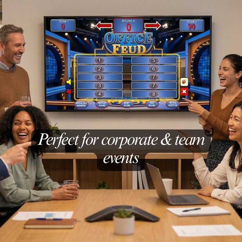 K&ouml;nnte beinhalten: Eine Gruppe von Menschen lacht und zeigt auf einen gro&szlig;en Bildschirm, auf dem das Spiel "Office Feud" angezeigt wird. Der Bildschirm zeigt das Spielbrett mit nummerierten Feldern und dem Logo des Spiels. Der Text "Perfect for corporate & team events" wird darunter angezeigt.