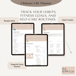 Pode incluir: Tr&ecirc;s telas de dispositivos digitais mostrando um aplicativo de planejamento digital com se&ccedil;&otilde;es para receitas, tarefas dom&eacute;sticas e rastreamento de h&aacute;bitos. O aplicativo tem um fundo marrom claro com um design floral. O texto na tela diz "Ultimate Life Planner", "Recipes Bank", "Chore Tracker" e "Habit Tracker".