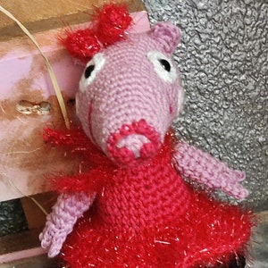 Handgemaakte Peppa Pig met feestjurk.