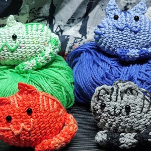 Handgefertigter Amigurumi-Schlüsselanhänger oder Kawaii-Katzenbrosche