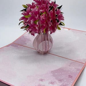 Biglietto pop-up con vaso di gigli rosa e fiori 3D • biglietto di compleanno • qualsiasi occasione • congratulazioni • biglietti di pronta guarigione • grazie • ufficio scuola famiglia