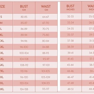 Op de afbeelding: Een maattabel met afmetingen in centimeters en inches voor borst- en taillematen, vari&euml;rend van S tot 10XL. De tabel heeft een lichtroze achtergrond met witte tekst en biedt maatconversies.