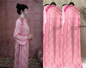 Ao Dai Dáng Suông Nguyên Bộ: Áo Tơ Tằm Thọ Hồng, thiết kế viền cổ và nút cánh sen, quần lụa theo viền cổ