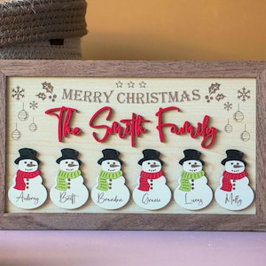 Individuell gestaltetes Schneemann-Familienschild: 3D-Weihnachtsdekoration aus Holz