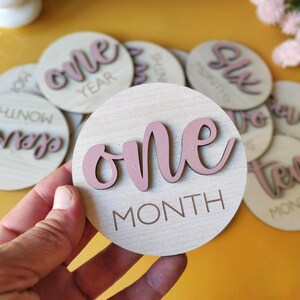 Monatliche Meilensteinscheiben für Babyfotos | Gravierte hölzerne Meilensteinmarkierungen | Baby-Dusche-Geschenk | Baby Geschenk Neue Mutter Geschenk