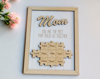 Signo de rompecabezas personalizado del Día de las Madres, Regalo del Día de las Madres, Eres la pieza que nos mantiene unidos, Regalo personalizado para mamá, Regalos para mamá