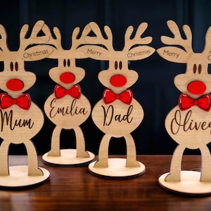 Etiqueta personalizada con forma de reno de pie: Decoración navideña de madera color arce