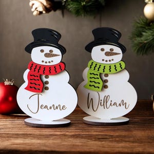 Segnaposto in legno a forma di pupazzo di neve, decorazioni per la tavola di Natale / Ornamento a forma di pupazzo di neve indipendente / Segnaposto natalizi personalizzati / Etichette con nome del posto