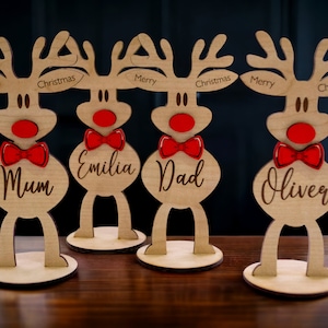 Médaillons personnalisés avec un renne debout | Couverts de Noël sur pied rennes | Cadeau de Noël personnalisé | Paramétrage des noms de lieux