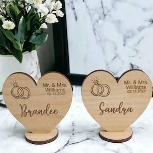 Paramètres de nom de lieu de mariage personnalisés | Décoration de table pour prénoms de mariage | Marque-places pour mariage en bois roses | Paramètres du lieu de fiançailles
