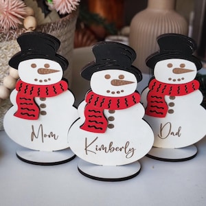 Décorations de table de Noël bonhomme de neige | Ornement de bonhomme de neige sur pied | Marque-places de Noël personnalisés | Etiquettes de nom de lieu de table