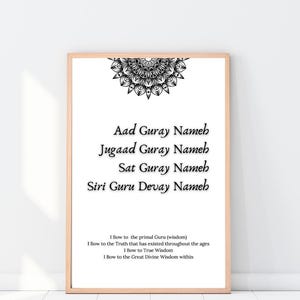 Könnte beinhalten: Ein schwarz-weißes Mandala-Design mit dem Text "Aad Guray Nameh, Jugaad Guray Nameh, Sat Guray Nameh, Siri Guru Devay Nameh". Der Text ist in einer traditionellen Schriftart gehalten und zentriert auf der Seite. Unter dem Text befindet sich ein Zitat, das lautet: "Ich verbeuge mich vor dem ursprünglichen Guru (Weisheit) Ich verbeuge mich vor der Wahrheit, die durch die Zeitalter hindurch existiert hat Ich verbeuge mich vor wahrer Weisheit Ich verbeuge mich vor der großen göttlichen Weisheit im Inneren".