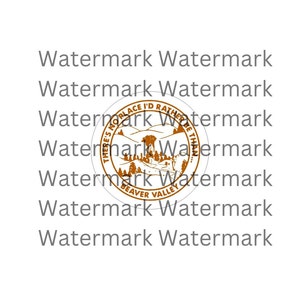 Peut inclure: Un autocollant circulaire brun et blanc avec le texte "There's no place I'd rather be than... Beaver Valley" et une image stylisée d'une chaîne de montagnes avec des arbres et une route.