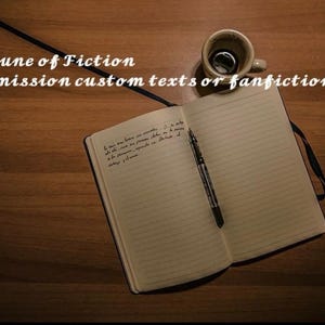 Op de afbeelding: Een close-up van een open notitieboek met een pen op de rechterpagina. Het notitieboek ligt op een houten oppervlak met een kopje koffie ernaast. De tekst "Fortune of Fiction Commission custom texts or fanfiction" is zichtbaar bovenaan de afbeelding.