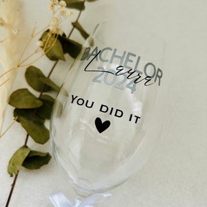 Geschenk Bachelorarbeit, personalisiertes Glas, Weinglas personalisiert, Sektglas personalisert, bestandene Prüfung Geschenk