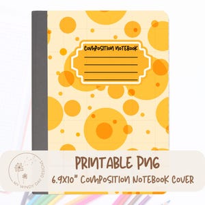 Puede incluir: Una cubierta de cuaderno de composición con un diseño de lunares amarillos y naranjas. La cubierta tiene el texto "Composition Notebook" y una etiqueta para el nombre del propietario. El cuaderno mide 17,5 x 25,4 cm.