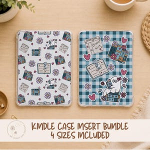 Può includere: Due inserti rettangolari per custodia Kindle con un motivo ripetuto di fantasmi, libri, fiori e cuori. L'inserto sinistro ha uno sfondo bianco, mentre quello destro presenta un motivo a scacchi blu e bianco con adesivi individuali.