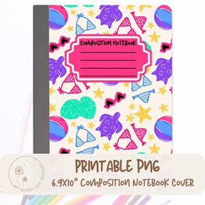 Puede incluir: Portada de cuaderno de composición con temática veraniega. La portada presenta un estampado de pelotas de playa, gafas de sol, tortugas y tops de bikini sobre un fondo crema. El cuaderno mide 17,5 x 25,4 cm.