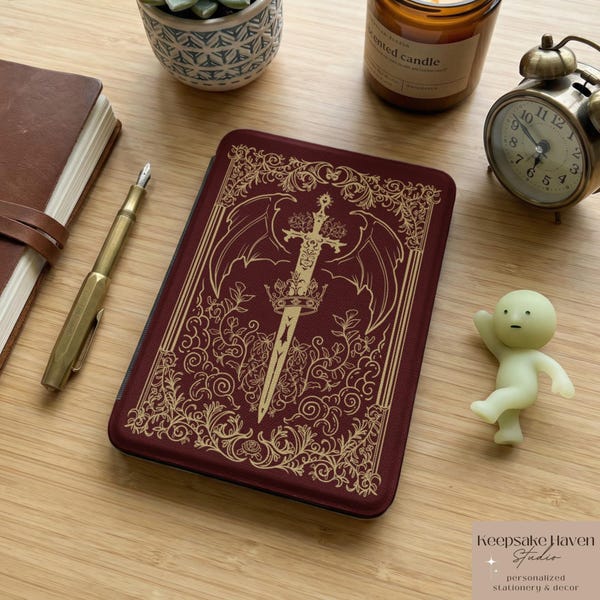 Lector de fantasía erótica, amante de los libros de dragones, romance literario, espada dorada sobre fondo rojo, funda para Kindle Paperwhite, Colorsoft, regalo para ella.