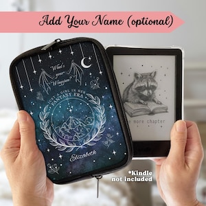 Puede incluir: Una funda para Kindle de color negro y azul con temática de galaxia con un diseño floral blanco y el texto "What's your Wingspan? Just a girl in her fantasy era". La funda tiene una cremallera y un nombre personalizado "Elizabeth".