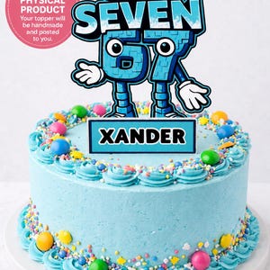 Puede incluir: Una tarta glaseada azul claro con chispas de colores y un adorno para tarta que dice "Six Seven" con el nombre "Xander". El adorno para tarta es un producto físico que se hará a mano y se enviará.