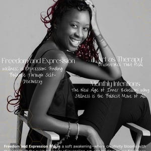 Puede incluir: Una fotograf&iacute;a en blanco y negro de una mujer con reflejos rojos en el cabello, sonriendo y mirando a la c&aacute;mara. Est&aacute; sentada en una silla con un patr&oacute;n dorado. El texto "Freedom and Expression" est&aacute; en la parte superior de la imagen, y el texto "mind, body & soul" est&aacute; en la parte inferior de la imagen.