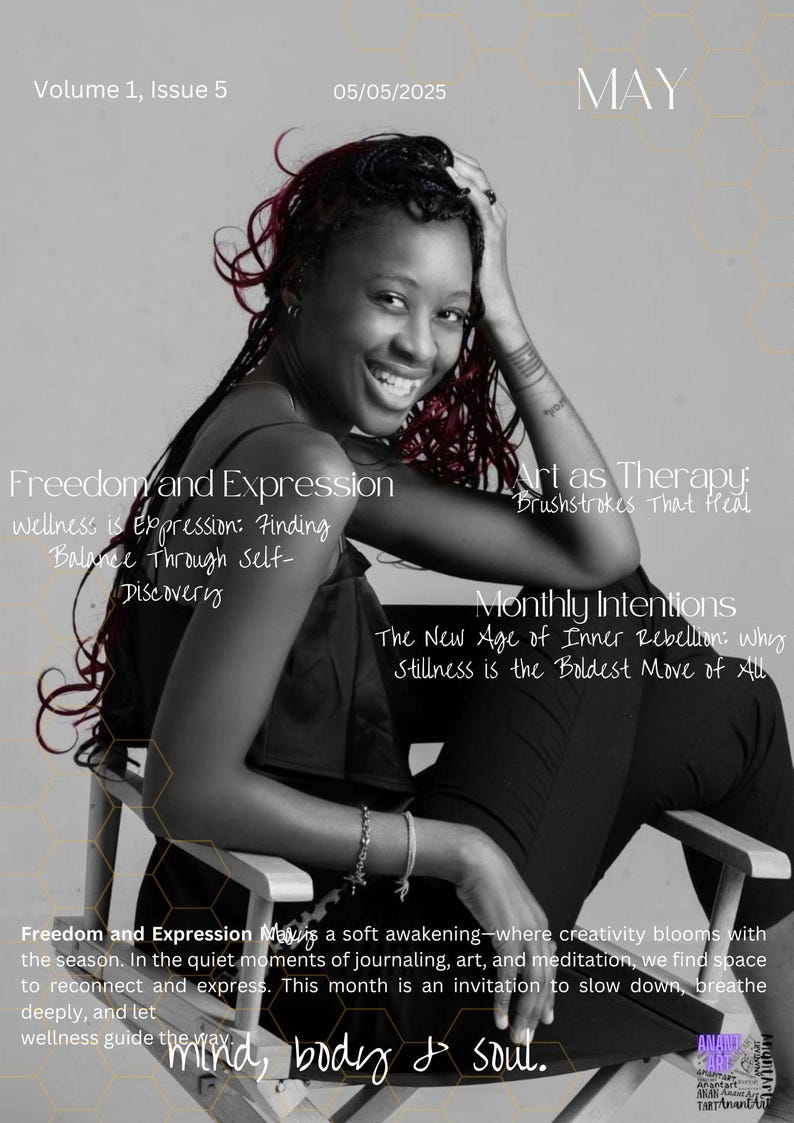 Puede incluir: Una fotograf&iacute;a en blanco y negro de una mujer con reflejos rojos en el cabello, sonriendo y mirando a la c&aacute;mara. Est&aacute; sentada en una silla con un patr&oacute;n dorado. El texto "Freedom and Expression" est&aacute; en la parte superior de la imagen, y el texto "mind, body & soul" est&aacute; en la parte inferior de la imagen.