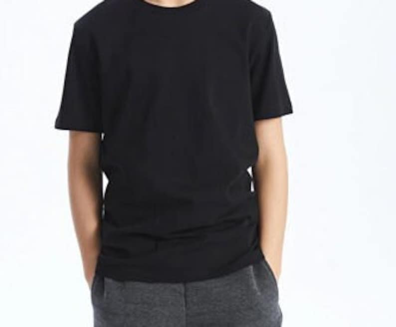 Op de afbeelding: Een zwart T-shirt met korte mouwen en een ronde hals.