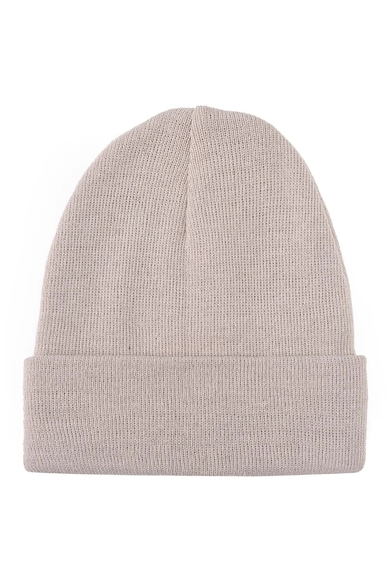 Puede incluir: Un gorro de color beige claro. El gorro est&aacute; hecho de un material de punto y tiene un borde doblado. El gorro es de color liso y es adecuado para el clima fr&iacute;o. Este accesorio es vers&aacute;til.