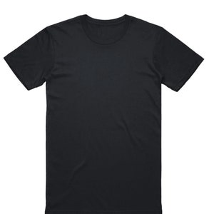 Op de afbeelding: Een effen zwart t-shirt met korte mouwen en een ronde hals.