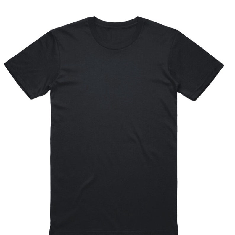 Op de afbeelding: Een effen zwart t-shirt met korte mouwen en een ronde hals.