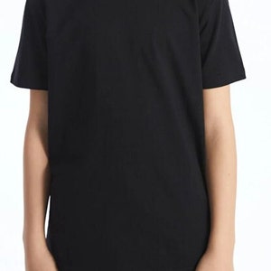 Op de afbeelding: Een zwart T-shirt met korte mouwen voor kinderen.