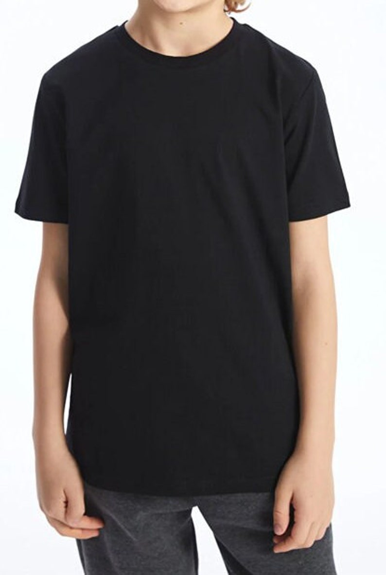 Op de afbeelding: Een zwart T-shirt met korte mouwen voor kinderen.