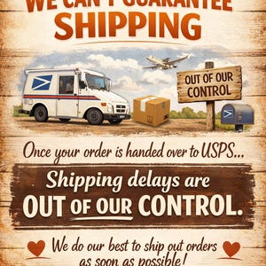 Pu&ograve; includere: Un cartello rettangolare con sfondo effetto legno che riporta il testo: PLEASE NOTE: WE CAN'T GUARANTEE SHIPPING. OUT OF OUR CONTROL. Once your order is handed over to USPS... Shipping delays are OUT OF OUR CONTROL. We do our best to ship out orders as soon as possible! Include illustrazioni di un furgone postale bianco, un pacco di cartone, un aereo e una cassetta delle lettere.