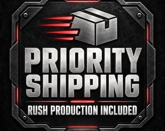 Può includere: Un emblema metallico quadrato con una finitura scura e testurizzata e accenti rosso brillante. Il design presenta un'icona a forma di scatola stilizzata con linee di movimento e il testo argentato PRIORITY SHIPPING e RUSH PRODUCTION INCLUDED.
