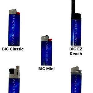 Pu&ograve; includere: Cinque accendini etichettati "LIGHTER OPTIONS:" con una stampa galassia blu e il testo "STICKER NOVA". Il set include un BIC Classic, BIC Mini, BIC EZ Reach, Linse e Scripto, ognuno dei quali mostra lo stesso design cosmico e marchio.