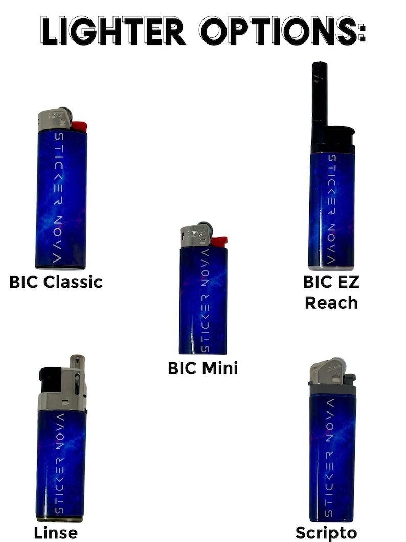 Pu&ograve; includere: Cinque accendini etichettati "LIGHTER OPTIONS:" con una stampa galassia blu e il testo "STICKER NOVA". Il set include un BIC Classic, BIC Mini, BIC EZ Reach, Linse e Scripto, ognuno dei quali mostra lo stesso design cosmico e marchio.