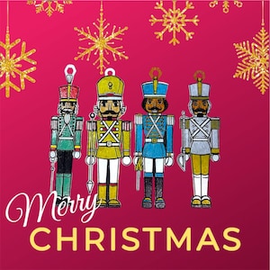 Pode incluir: Quatro enfeites de soldados de brinquedo com acabamento vermelho, verde, amarelo e prata. Os enfeites estão em pé em fila sobre um fundo rosa com flocos de neve dourados brilhantes. O texto "Merry Christmas" está escrito abaixo dos enfeites.