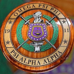 OMEGA PSI PHI Crest Holzwandkunst.
