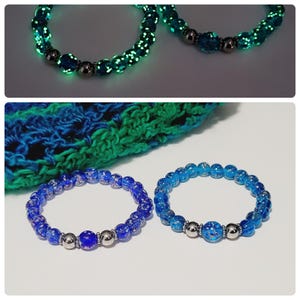 Sky Blue or Royal Blue 8mm Glow-in-the-Dark Handblown Lampwork Glass Bead, Stainless Steel Stretch Bracelet Includes UV Light, Firefly Beads