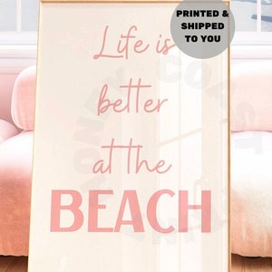 Życie jest lepsze na plaży Typografia Druk w pastelowym różu, Modna nadmorska sztuka kowbojki na ścianie Wydrukowana z wysyłką, Plakat plażowy, College