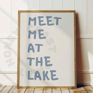 Meet Me At The Lake digitale print in kustblauw, afdrukbare poster Lake House, trendy cottage typografie downloadbare muurkunst, college