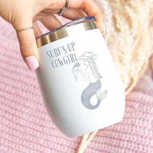 Surf's Up cowgirl zeemeermin, schattige geïsoleerde wijnbeker, Coastal Cowgirl 12 oz wijnbeker met deksel, pastelroze girly cadeau, College Essentials