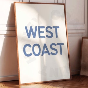 Typografia West Coast Digital Print w nadmorskim błękicie, modny plakat do druku Coastal Cowgirl, wystrój zachodni, sztuka ścienna Beach House, College