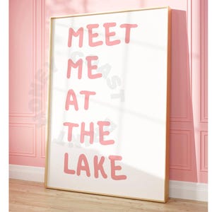 Meet Me At The Lake digitale print in pastelroze, afdrukbare poster Lake House, trendy cottage typografie downloadbare muurkunst, college