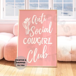 Anti-sociale cowgirl club western typografie print in pastelroze, trendy kustcowgirl gedrukte verzonden poster, cowboyhoed en cactuskunst