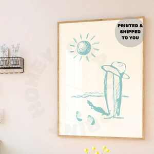 手描きのサーフボードとカウボーイハットのプリント、シーフォーム、トレンディな沿岸カウガールプリントの発送済みポスター、西洋の壁アート、南部のプリント、大学